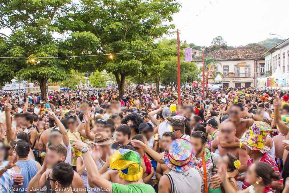 Imagem da praça repleta de pessoas curtindo o carnaval em São Luiz do Paraitinga.
